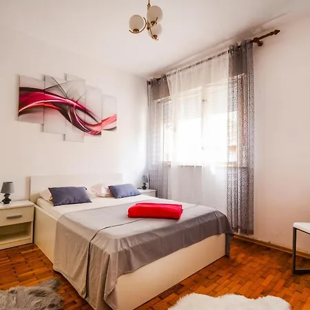 Apartment Family Friendly With A Swimming Pool - 17553
