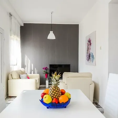 Apartment Family Friendly With A Swimming Pool - 17553